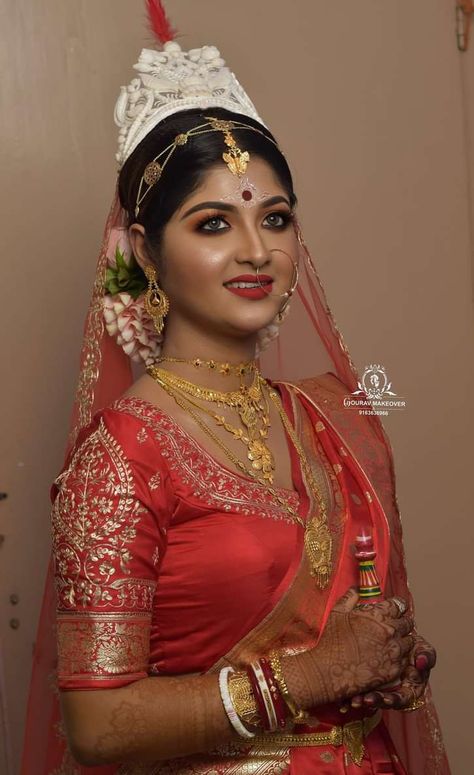 Bride Blouse Design, Bride Blouse, Bollywood Makeup, Best Indian Wedding Dresses, Mother Daughter Photos, Bengali Bridal Makeup, Best Bride, Bengali Bride, Desi Bride