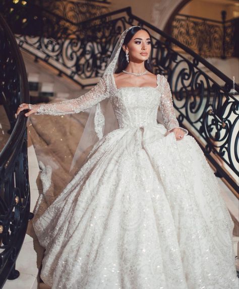 Turkish Wedding Dress, Royal Wedding Gowns, Extravagant Wedding Dresses, Big Wedding Dresses, Turkish Wedding, Desi Wedding Dresses, Classy Wedding Dress, Pretty Wedding Dresses, Fancy Wedding Dresses