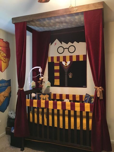 Harry Potter Nursery Crib! Looks like Harry's four poster :) Harry Potter Baby Nursery, Harry Potter Decorations, Stile Harry Potter, Harry Potter Nursery, Harry Potter Room Decor, Boy Nursery Themes, Harry Potter Bedroom, Harry Potter Baby Shower, Cute Harry Potter