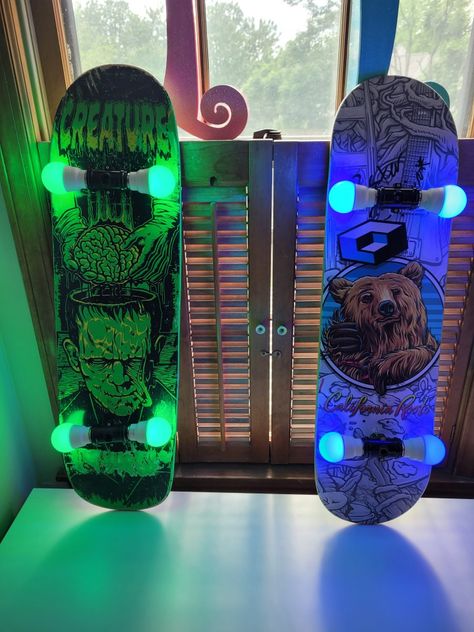 Skateboard Furniture Diy, Skateboard Light Fixture, Skateboard Decor Ideas, Skate Room Aesthetic, Diy Skateboard Art, Skateboard Mirror, Skateboard Lights, Skater Room Decor, Led Skateboard