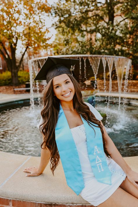 Graduation Hairstyle, College Grad Pictures, Grad Picture Ideas, College Grad Photos, Cap And Gown Photos, Nursing Graduation Pictures, Senior Photoshoot Poses, Grad Shoot, College Graduation Pictures Poses