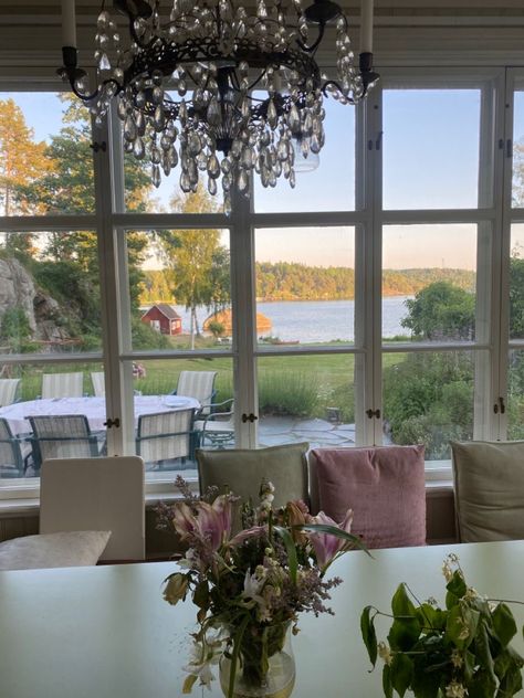 Matilda Djerf House Aesthetic, Summer House Dining Room, Matilda Djerf Summer House, Summer House Scandinavian, Sweden Home Interior, Scandinavian House Aesthetic, Swedish Summer House Interiors, Stockholm Interior Design, Norway House Interior