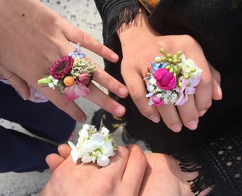 Are These Fresh Floral Rings The New Flower Crowns? Diy Wrist Corsage, Homecoming Flowers, Fresh Flower Jewelry, Homecoming Corsage, Corsage And Boutonniere, Evil Eye Necklace Gold, Corsage Prom, Prom Flowers, New Flower