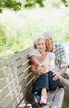 Older Family Photography, Old Couple Photography, Older Couple Poses, Older Couple Photography, Grandparent Photo, Older Couple, Family Photoshoot Poses, Family Portrait Poses, Elderly Couples