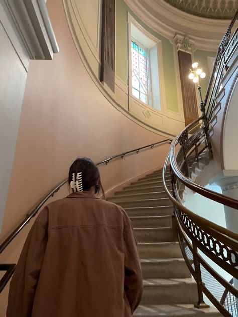 Off Guard Pictures Aesthetic, Staircase Pics, Guard Aesthetic, Museum Pose, Museum Date, Fashion Outfits Men, Museum Aesthetic, Instagram Men, Pose Idea