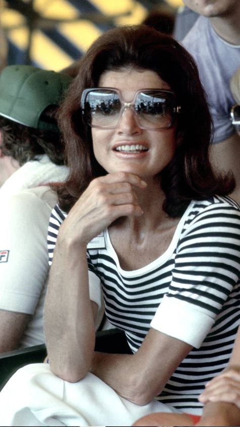 Jackie Kennedy Onassis Summer Style Outfits | Who What Wear UK Jackie Onassis Style, Jackie O's, Fashion Designer Dress, Mark D Sikes, Jackie O Style, Jackie Onassis, Elegante Y Chic, Dramatic Classic, The Kennedys