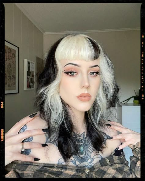 Inspiration Black Hair Blonde Tips, Bleaching Black Hair, Hollywood Lashes, Black To Blonde Hair, Black And White Hair, Skunk Hair, Split Dyed Hair, White Blonde Hair, Goth Hair