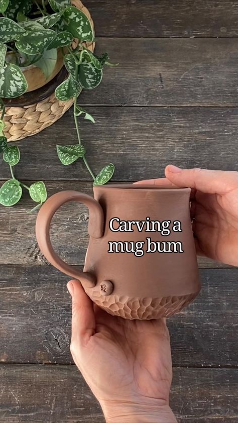 mudtoarock on Instagram: Carving a mug bum on my @giffingrip because I cant get enough of those beautiful bums. These fellas will be glazed on the bottom as well,… Thumbprint Mug Pottery, Quotes For Mugs Ideas, Handmade Pottery Bowls Design, Mug Forms Pottery, Hand Thrown Pottery Mugs, Carving Pottery Mugs, Pottery Handles Mugs, Ceramic Mug Carving, Cermic Mug