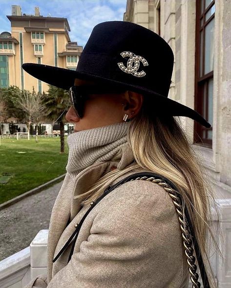 Coco Chanel Winter Hat Outfit, Birkin Mom, Paris Hat, Paris Outfit Ideas, Fashion Milano, Stylish Womens Hats, Chanel Brooch, Fashion Vibes, Outfit Layout