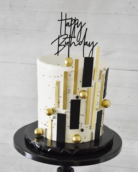 Joannette Martinez on Instagram: “Black/white/gold . . . . . . #blackandwhite #cake #cakestyling #cakedecor #cakestyle #cakedecorating #buttercreamcakes #blackandwhitecake…” Men's Cake Design, Black And White Cakes For Men, Black And Gold Cakes For Men, 75th Birthday Cake For Dad, Modern Birthday Cakes For Men, Masculine Cake, White And Gold Cake, Cake Ideas For Men, Hello 60