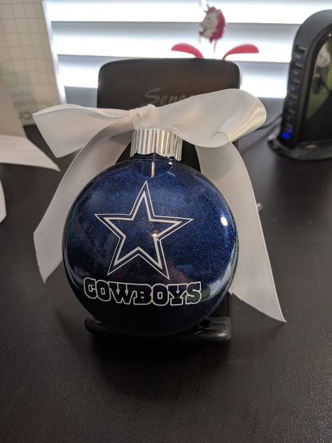 Dallas Cowboys Ornaments Diy, Nfl Christmas Ornaments Diy, Nfl Ornaments Diy, Diy Nfl Crafts Ideas, Football Ornaments Diy, Dallas Cowboys Ornaments, Circuit Vinyl, Vinyl Christmas Ornaments, Cowboys Pictures