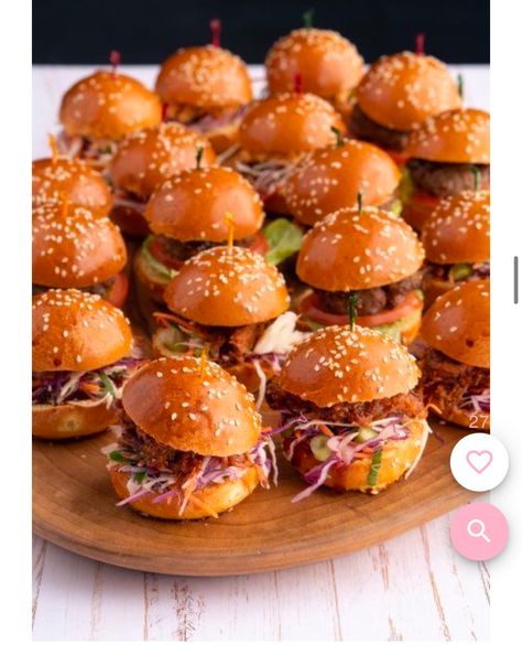 Mini Pulled Pork Sandwiches, Pulled Pork Birthday Party, Finger Food Engagement Party, Mini Pulled Pork Sliders, Pulled Pork Serving Ideas, Finger Food Chicken, Pulled Pork Burgers, Cater Food Ideas, Sliders Buffet