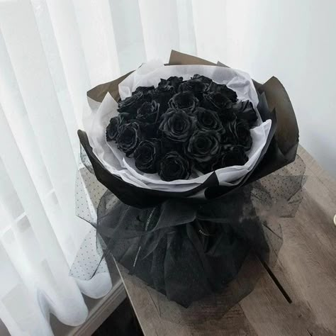 Flower Bouquet Black Wrap, Black Bouquet Flowers, Bouquet Of Flowers Black, Bouquet Of Black Roses, Black Flowers Aesthetic, Black Rose Aesthetic, Black Flower Bouquet, Black Flowers Bouquet, Black Rose Bouquet