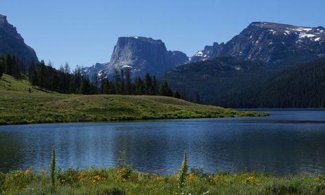 Green River Lakes Wyoming Fishing, Camping, Boating - AllTrips Pinedale Wyoming, Wyoming Map, Laramie Wyoming, Wyoming Vacation, Wyoming Travel, Wind River, Water Pictures, Tennessee Vacation, Lake Photos