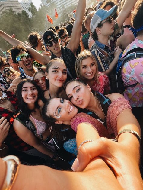 Rave Pictures, Coachella Pictures, Music Festival Aesthetic, Ultra Miami, Festival Friends, Edm Music Festivals, Friendship Pictures, Festival Aesthetic, Friend Vacation