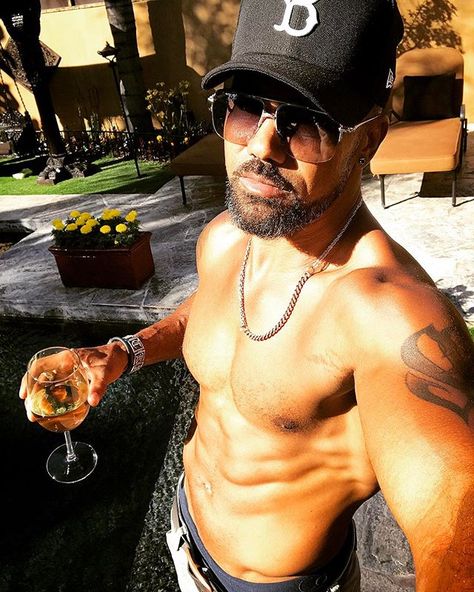 Sippin, Tannin, Swimmin, Chillin, Livin, vibin to tunes, feeling good and proud of yesterdays, now, and what's on the my horizon!!! Feel Good vibes to ALL OF YOU!!!! 😘✌🏾😎🙏🏾🥂🍹💖 Shemar Moore Shirtless, Sherman Moore, Man Dress Design, Man Dress, Michael Ealy, Shemar Moore, How To Look Handsome, Famous Men, Feeling Good