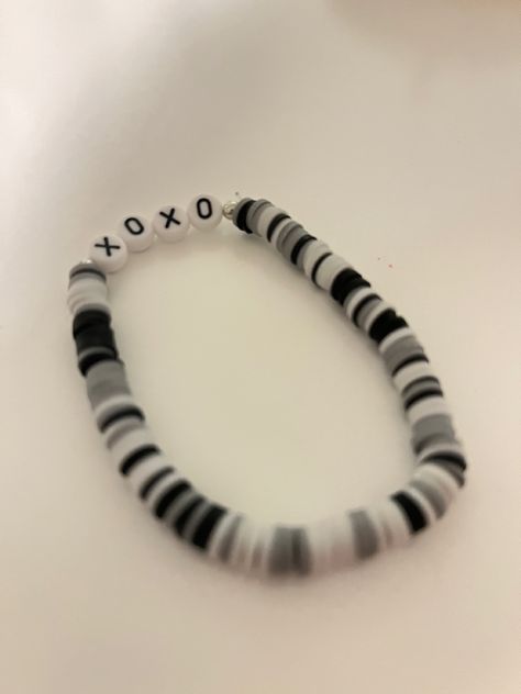 Goth Clay Bead Bracelets, Clay Bead Bracelet Ideas Grunge, Grunge Clay Bead Bracelets, Emo Clay Bead Bracelets, Black Clay Bracelet, Bead Bracelet Words Ideas Edgy, White Clay Bead Bracelet, Aesthetic Clay, Make Clay Beads