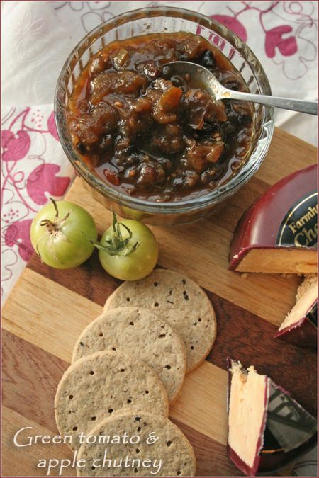 This easily the best recipe for zesty, spicy green tomato and apple chutney - perfect for using up those last few green tomatoes that just won't ripen! Green Tomato Chutney Recipe, Tomato Chutney Recipe, Green Tomato Recipes, Apple Chutney, Roasted Tomato Sauce, Tandoori Masala, Tomato Chutney, Chutney Recipes, Garden Recipes