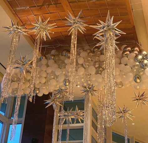 Balloon Decorations New Years, New Year Balloons Decorations, Metallic New Years Party, 2024 Decoration New Year, New Year’s Party Decoration Ideas, Ceiling Decorations For Party Diy, New Year Decorations 2023 Trends, 2024 New Year Decoration, New Years Hotel Decorations