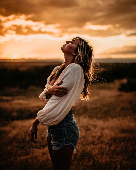 Outdoor boho senior portrait shoot in the colorado mountains during golden hour. Sunset Photoshoot Ideas, Portret Feminin, Boho Photoshoot, Boho Photography, Outdoor Portrait Photography, Outdoor Portrait, Nature Photoshoot, Creative Portrait Photography, Portrait Photoshoot