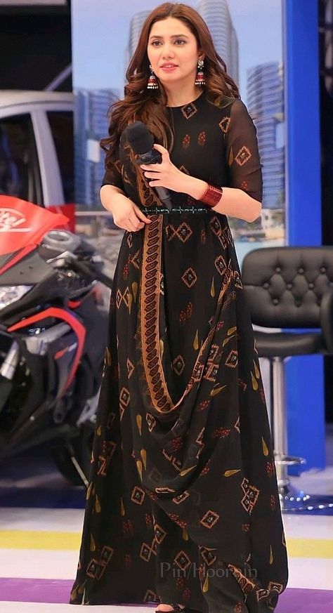 Mahira Khan Black Dress, Mahira Khan Saree, Mahira Khan Dresses, Jeans Casual Outfit, Casual Outfit Summer, Mahira Khan, Asia Cup, Outfit Halloween, Pakistani Fancy Dresses