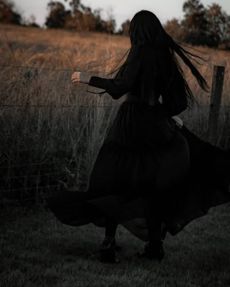 Long Witchy Dress, Witch Aesthetic Photography, Nevermoor Aesthetic, Medieval Girl Aesthetic, Blood Witch Aesthetic, Fantasy Witch Aesthetic, Medieval Witch Aesthetic, Witch Girl Aesthetic, Magic Witch Aesthetic