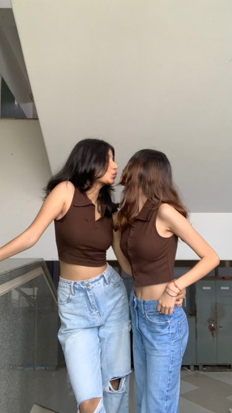 Friend Date Outfit, Poses Without Face, Stylish Jeans Outfit, Bestie Poses, Bff Aesthetic, Asthetic Pics, Date Outfit Ideas, Best Friend Dates, Shopping Pictures