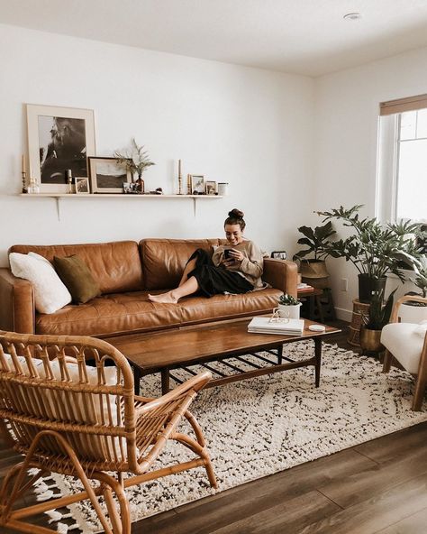 Brown leather couch - modern boho living room Tan Sofa, Industrial Interior Style, Furnitur Ruang Keluarga, Hiasan Bilik Tidur, Brown Couch, Lodge Decor, Leather Couch, Boho Living Room, Living Room Inspo