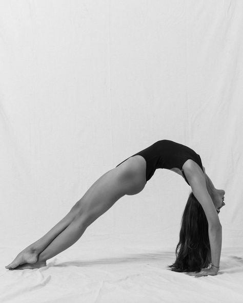 Flexibility Photo Ideas, Flexible Body Poses, Yoga Photoshoot Indoor, Yoga Professional Photos, Open Yoga Studio, Yoga Photoshoot Studio, Yoga Influencer Aesthetic, Hand Stand Aesthetic, Black And White Yoga Photography