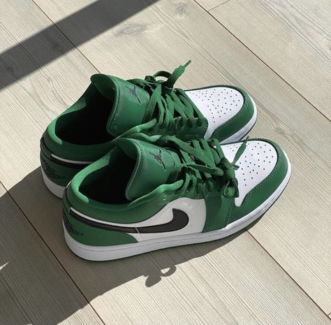 Dark Green Shoes, Jordans 3, Xander Knight, Bape Shoes, Green Costumes, Air Nike, Urban Shoes, Sneaker Outfits Women, Trendy Shoes Sneakers