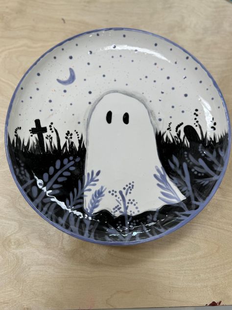 Hand painted ghost plate. Halloween Plate Painting Ideas, Halloween Ceramics Ideas Painting, Ghost Pottery Painting, Fall Painted Pottery, Pottery Painting Gift Ideas, Slab Plates Ceramics, Pottery Painting Coaster, Ceramic Painting Plates, Sanrio Pottery Painting