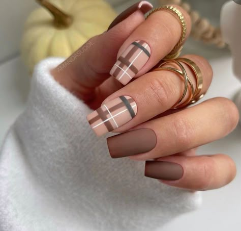 Tan Plaid Nail Designs, Plaid Dip Nails, Plaid Brown Nails, Plaid Nails Brown, Cool Black And White Nails, Novemember Nails, Flannel Nails, Fall Plaid Nails, Burberry Nails