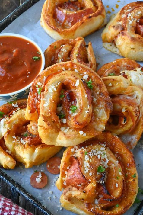 Pizza Pinwheel Appetizers, Pepperoni Pinwheel Appetizers, Peporoni Rolls Appetizers, Pepperoni Pizza Pinwheels, Pizza Pin Wheel Recipes, Appetizer Recipes Pepperoni, Pepperoni Pinwheels Cold, Mini Pizza Appetizers Finger Foods, Crescent Roll Pepperoni Recipes