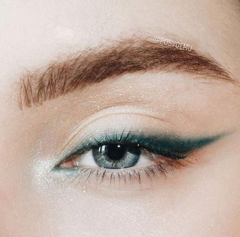 Grafik Eyeliner, Makeup For White Dress, Eyeliner Cat, Double Eyeliner, Cat Eye Eyeliner, Purple Eyeliner, Eyeliner Tips, Maquillage On Fleek, Green Eyeliner