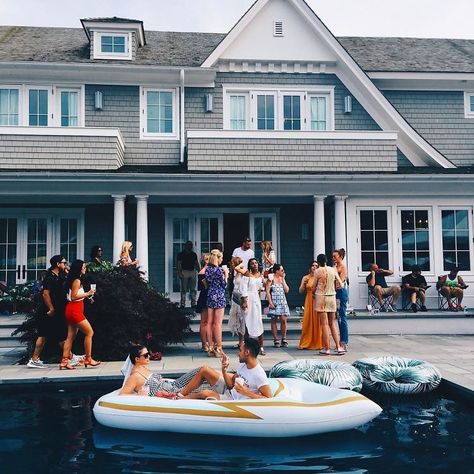 8 Things No One Ever Tells You About The Hamptons Southhamptons Aesthetic, Rich Hamptons Aesthetic, Hamptons Summer Style, East Hamptons Aesthetic, Montauk Aesthetic, The Hamptons Fashion, Hamptons Summer Aesthetic, Summer In The Hamptons Aesthetic, Hamptons Trip