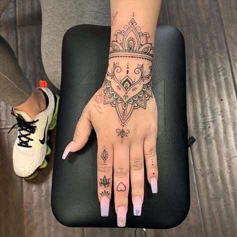 Wrist Hand Tattoo, Tato Mandala, Mandala Wrist Tattoo, Vampire Tattoo, Cuff Tattoo, Henna Style Tattoos, Henna Inspired Tattoos, Finger Tattoo For Women, Hand Tattoos For Girls