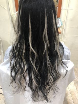 Pelo Color Borgoña, Black Hair With Blonde Highlights, Hidden Hair Color, Black And White Hair, Skunk Hair, Black Wavy Hair, Black Hair Balayage, Hair Color Underneath, Hair Streaks