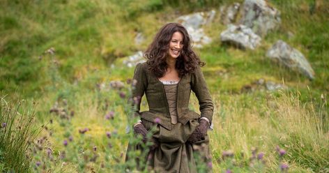 “I feel very lucky that through this show I met the love of my life, so that’s made me much more of a romantic, to be sure" Caitriona Balfe Outlander, Gabaldon Outlander, Outlander Costumes, Outlander Claire, Outlander Season 2, Outlander Season 1, Diana Gabaldon Outlander, Jamie Fraser Outlander, Outlander Tv Series