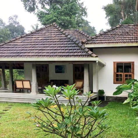 Traditional Kerala House Kerala Houses Exterior, Kerala Traditional House Exterior, Benny Kuriakose, Kerala Style House, Kerala Homes, Small House Design Kerala, Kerala Traditional House, Elevation Ideas, Kerala Architecture