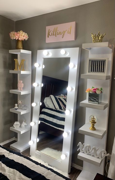 Espejos Vanity, Body Mirror With Shelves, Pink And White Vanity, White Shelves Makeup Room, White Vanity Bedroom, Ideas Para Espejos En Cuarto, Makeup Vanity Organization Ideas, Vanity Mirror Ideas Bedrooms, Small Room Vanity Ideas