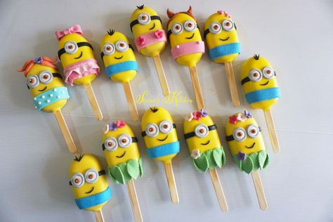 Minion Cakesicles, Minion Candy, Animal Cake Pops, Minion Cookies, Popsicles Cake, Cake Popsicles, Chocolate Crafts, Minion Birthday Party, Ice Cream Pops