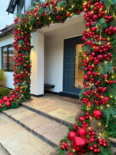 Red door installation Beautiful Outdoor Christmas Decor, Red Xmas Tree Decorating Ideas, Christmas Door Arch, Christmas Doorway Decorations, Red Christmas Lights, Christmas Arch, Christmas Entry, Ideas Christmas Tree, Front Door Christmas Decorations