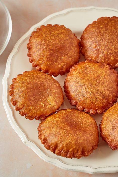 Handesh are a popular sweet treat throughout Bangladesh, comprised of little more than date molasses and rice flour. They're typically served during holidays and celebrations, and are one of the many pitha (rice-based snacks) enjoyed in the country. For more authentic Bangladeshi recipes, check out Dina's other dishes here. Bangladesh Food Recipes, Bangladesh Desserts, Acotar Food, Bangladesh Recipes, Bangladeshi Aesthetic, Bangladeshi Desserts, Bangla Food, Bangladeshi Sweets, Bengali Foods