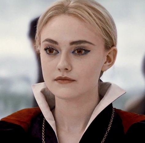 Alec Volturi, Bella Y Edward, Arielle Kebbel, Vampire Twilight, Twilight Outfits, Vampire Makeup, Dakota And Elle Fanning, Twilight Photos, Twilight Pictures