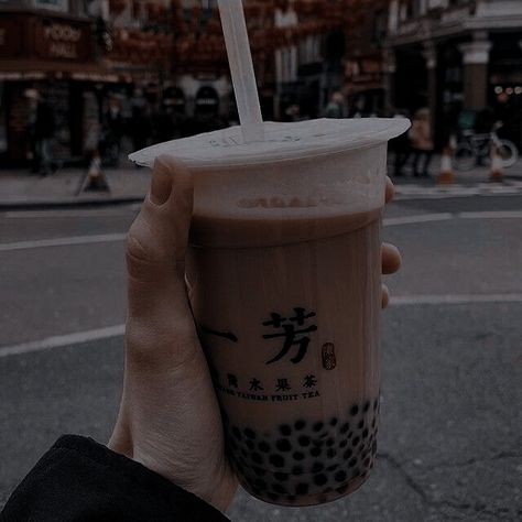 Bubble Tea Photo, Photo Bubbles, Tea Aesthetic, Boba Pearls, Cool Autumn, Boba Drink, Food Cartoon, Pretty Drinks, Fruit Tea