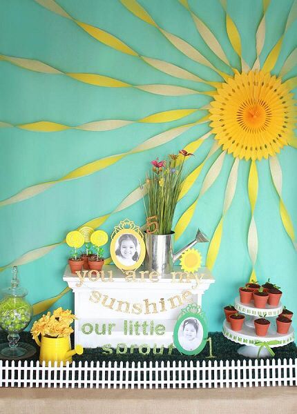 You are my sunshine party - cute decor! Yellow White Gold Party Decorations, Sun Theme Decorations, Diy Sun Decoration Party, Diy Sunshine Decorations, Sunshine Decorations, Sunshine Birthday Party, Painting Tattoos, Sunshine Birthday Parties, Sunshine Party