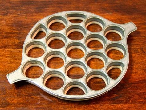 Ceramic Trivet Ideas, Trivet Ideas, Pottery Trivet, Bennington Pottery, Ceramic Trivet, Pottery Table, Serving Ware, Trivets, Crafty Things