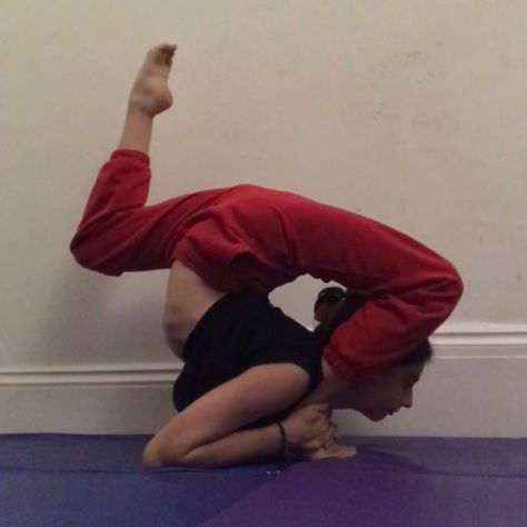 Cool Contortion Poses, Gymnastics Poses Reference, Contortion Poses For Beginners, Contortion Aesthetic, Contortionist Aesthetic, Body Contortion, Contortionist Poses, Flexibility Aesthetic, Acrobatic Poses