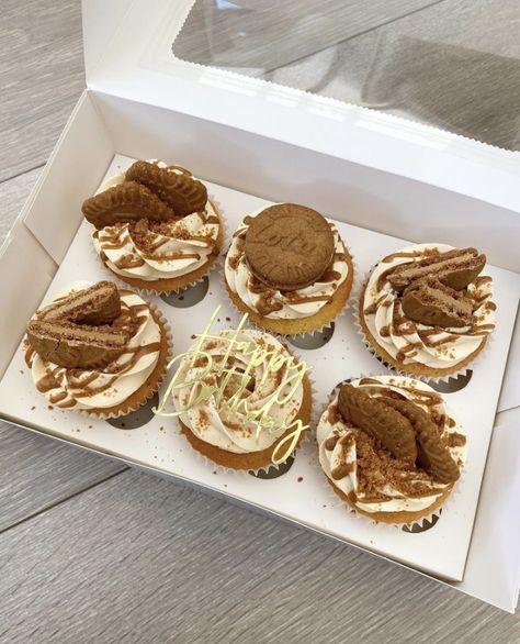 Lotus Biscoff Cupcakes, Biscoff Cupcakes, Yummy Ice Cream, Cupcake Recipes Chocolate, Cupcake Cake Designs, Cupcake Flavors, Pretty Dessert, Pretty Birthday Cakes, Dessert Cupcakes