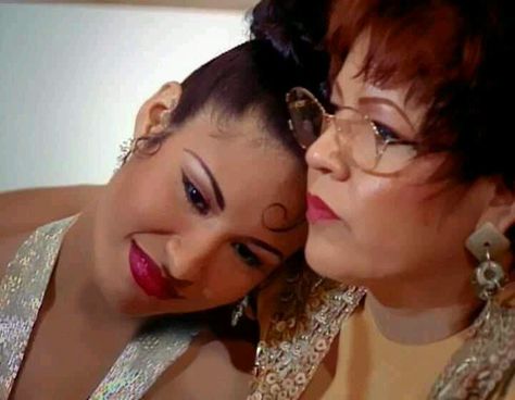 Selena with her mom. Suzette Quintanilla, Selena Perez, Selena Quintanilla Fashion, Latina Magazine, Selena Q, Tejano Music, Selena Quintanilla Perez, Selena Quintanilla, Beautiful Person